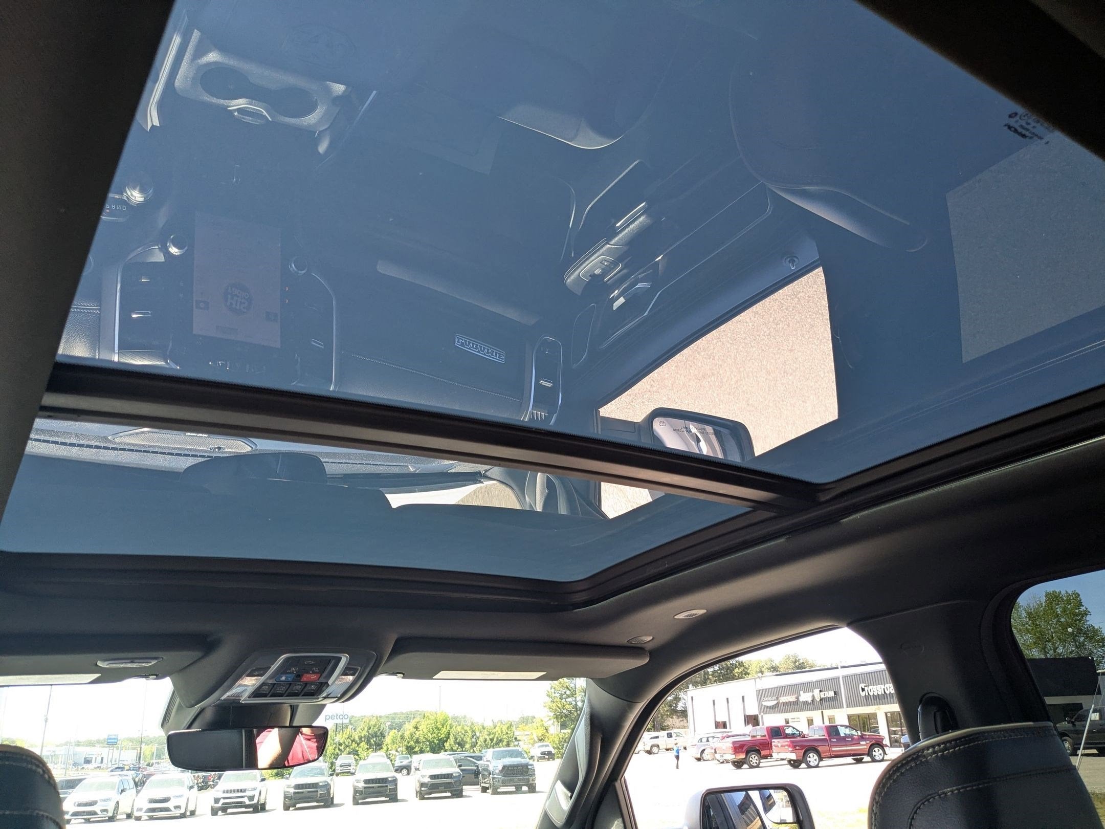 2023 RAM 1500 Laramie Crew Cab 4x4 5'7' Box