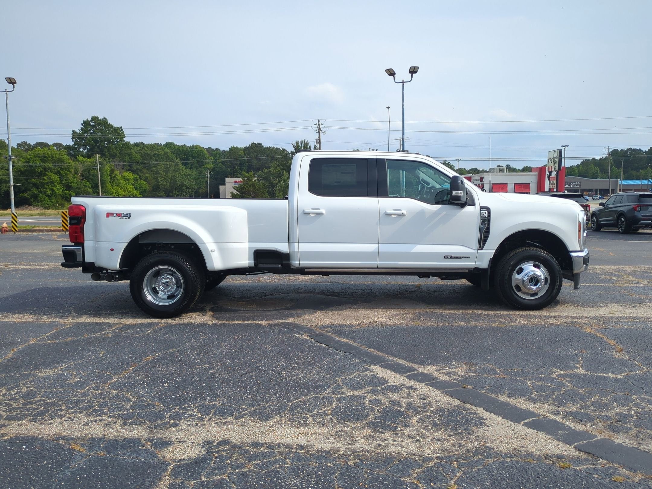 2026 Ford Super Duty F-350 DRW LARIAT