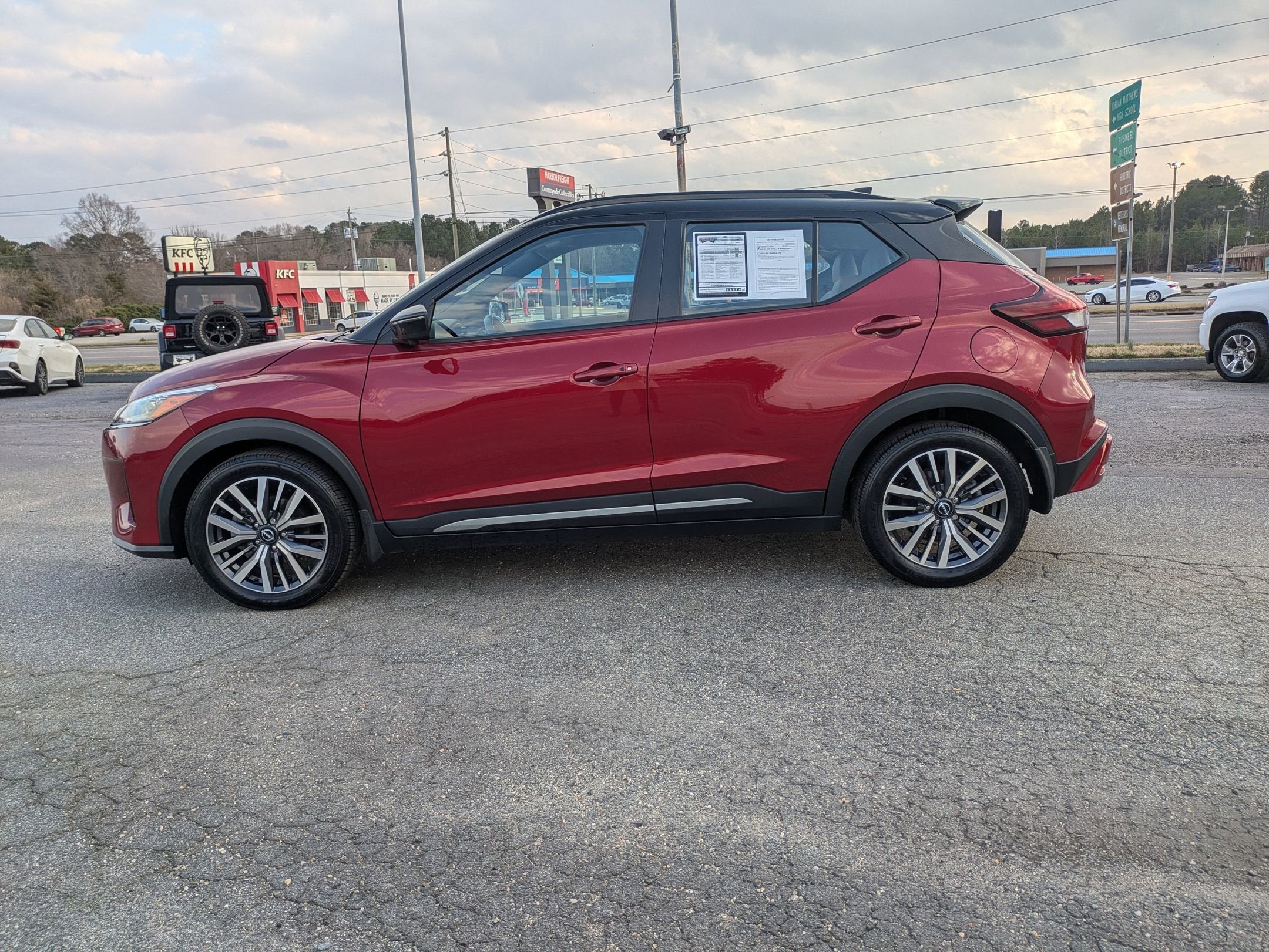2023 Nissan Kicks SR