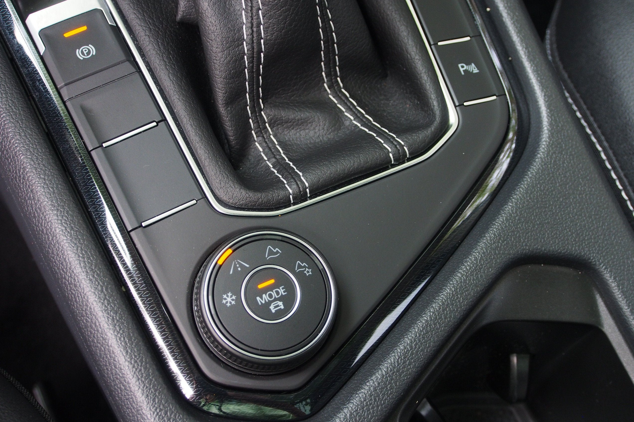 2025 Volkswagen Taos SE Black