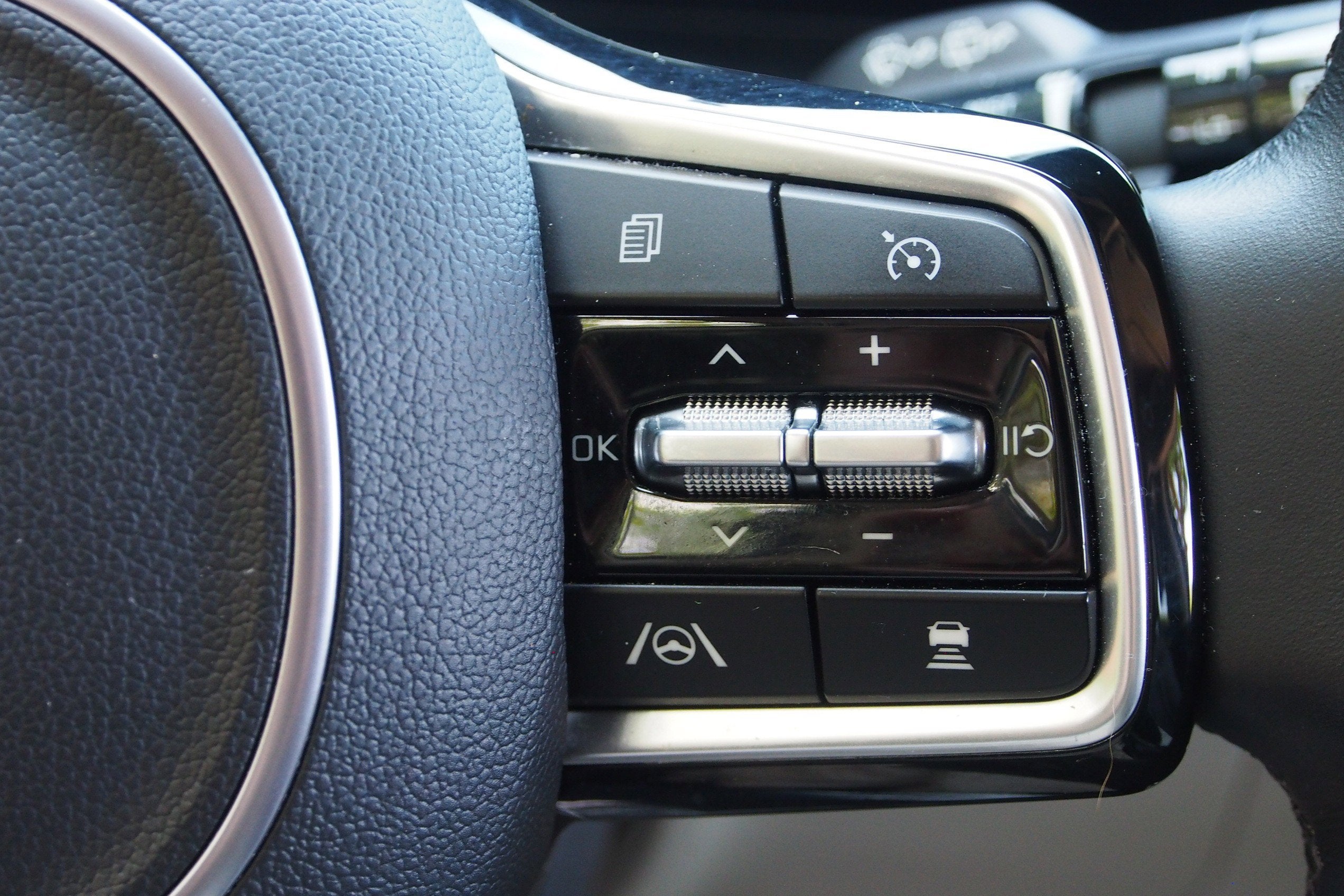 2023 Kia Carnival SX