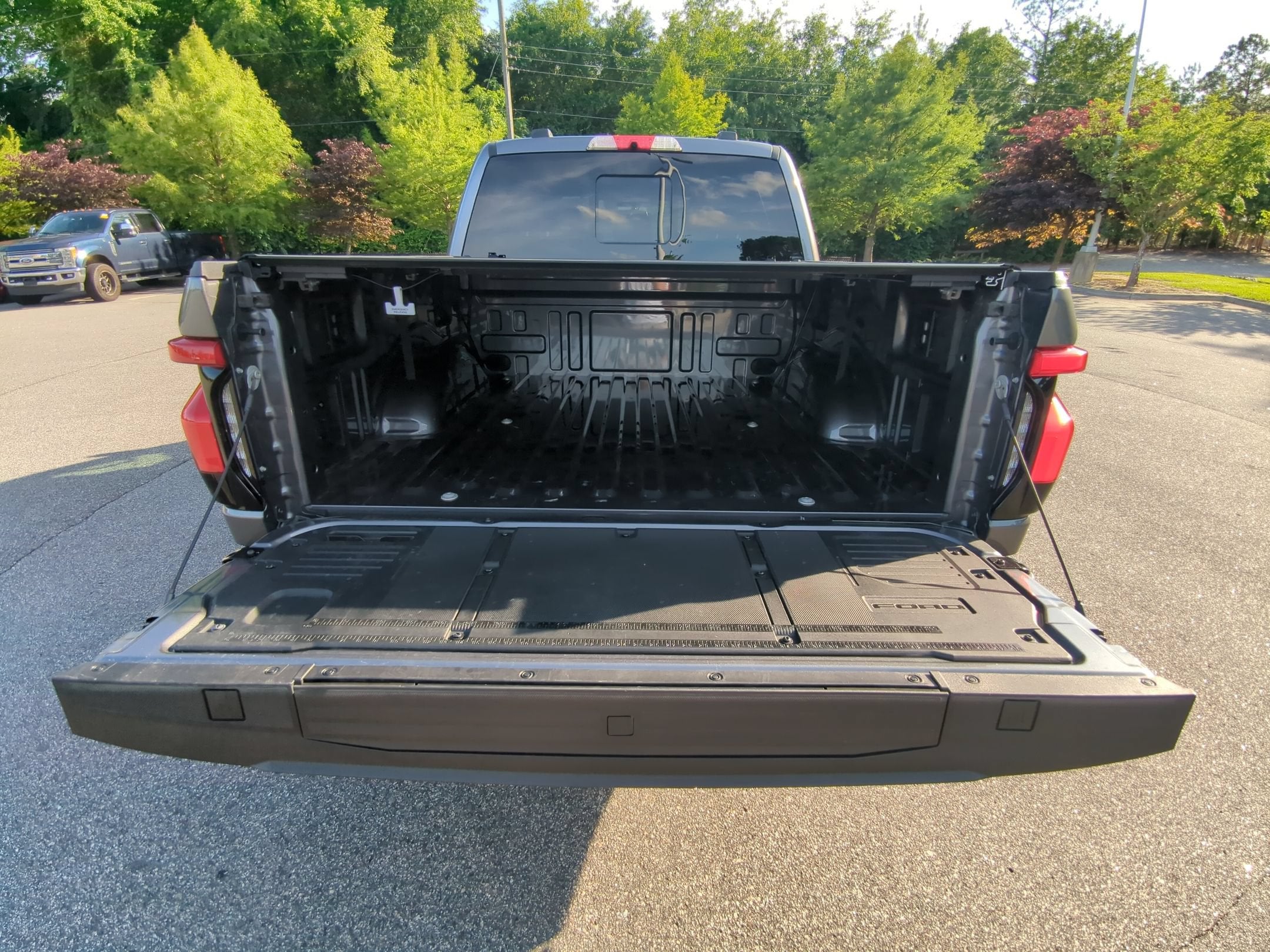 2025 Ford F-150 Lightning LARIAT