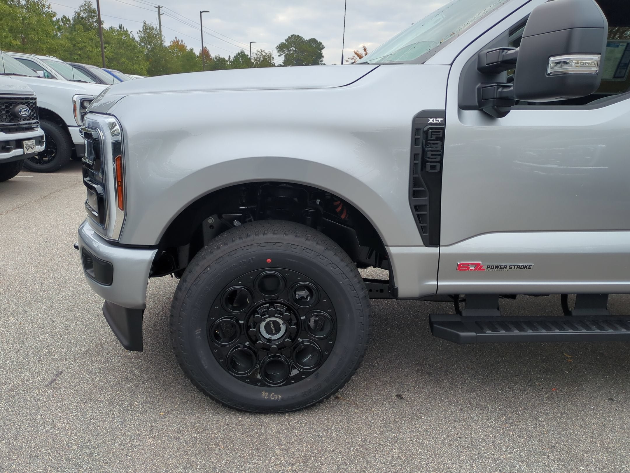 2027 Ford Super Duty F-350 SRW XLT