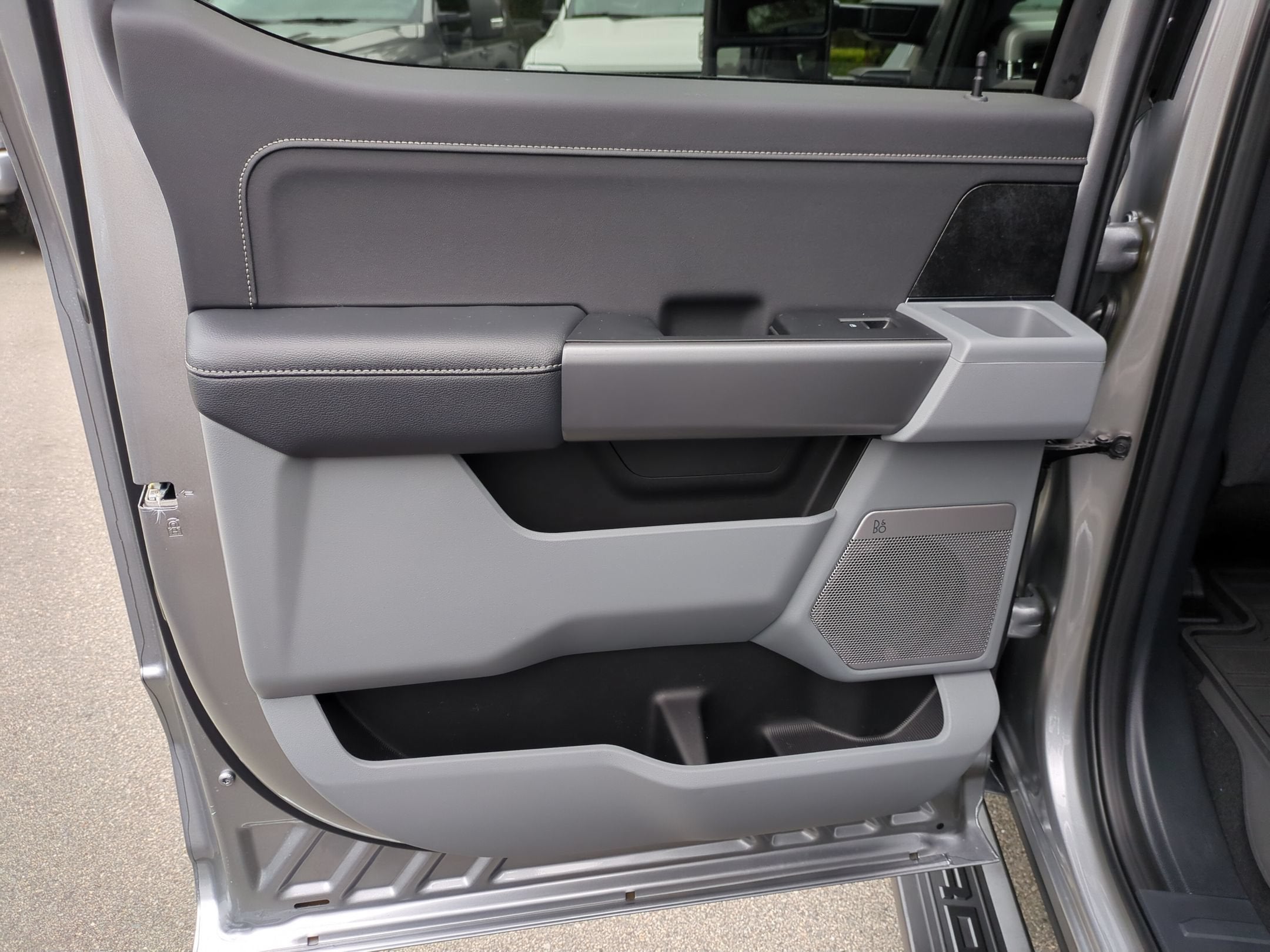 2027 Ford Super Duty F-350 SRW XLT