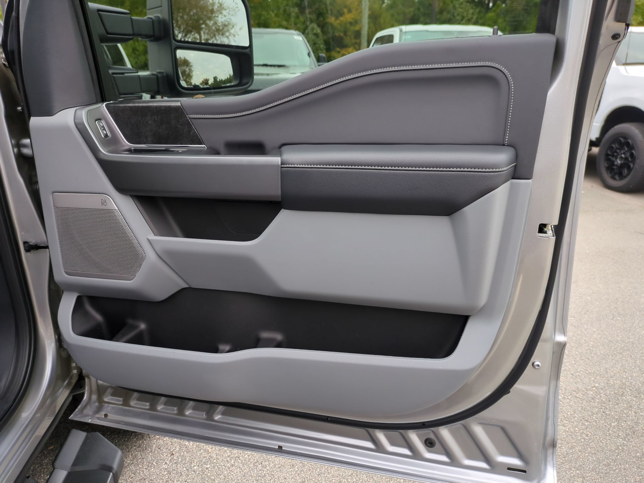 2027 Ford Super Duty F-350 SRW XLT