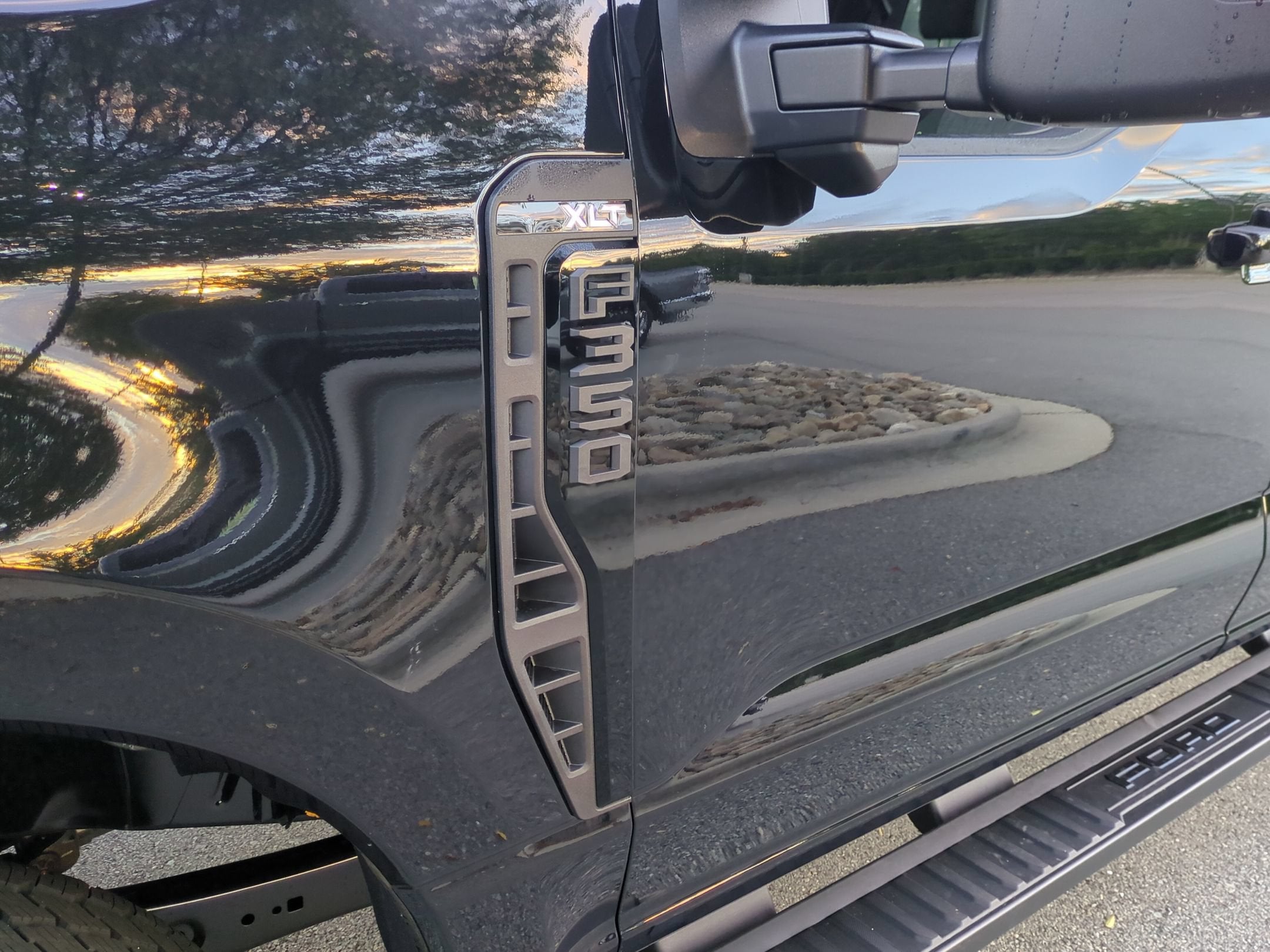 2027 Ford Super Duty F-350 SRW XLT