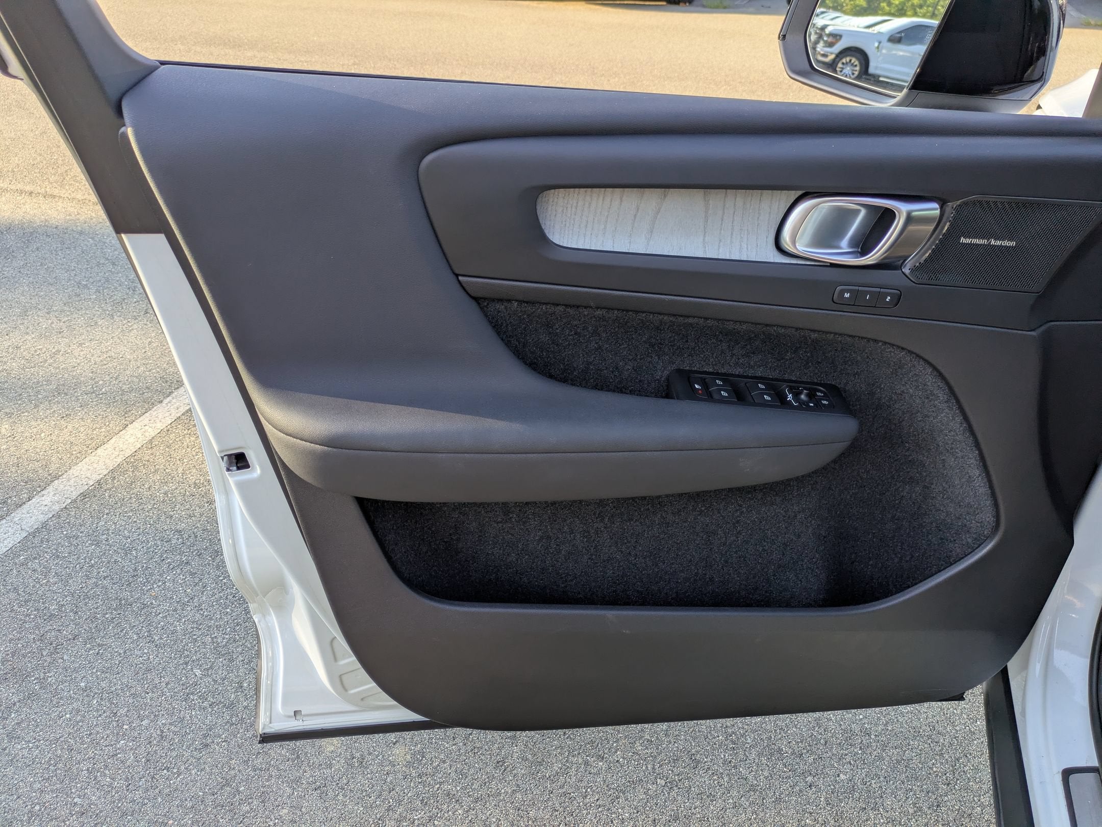 2023 Volvo XC40 Ultimate Dark Theme