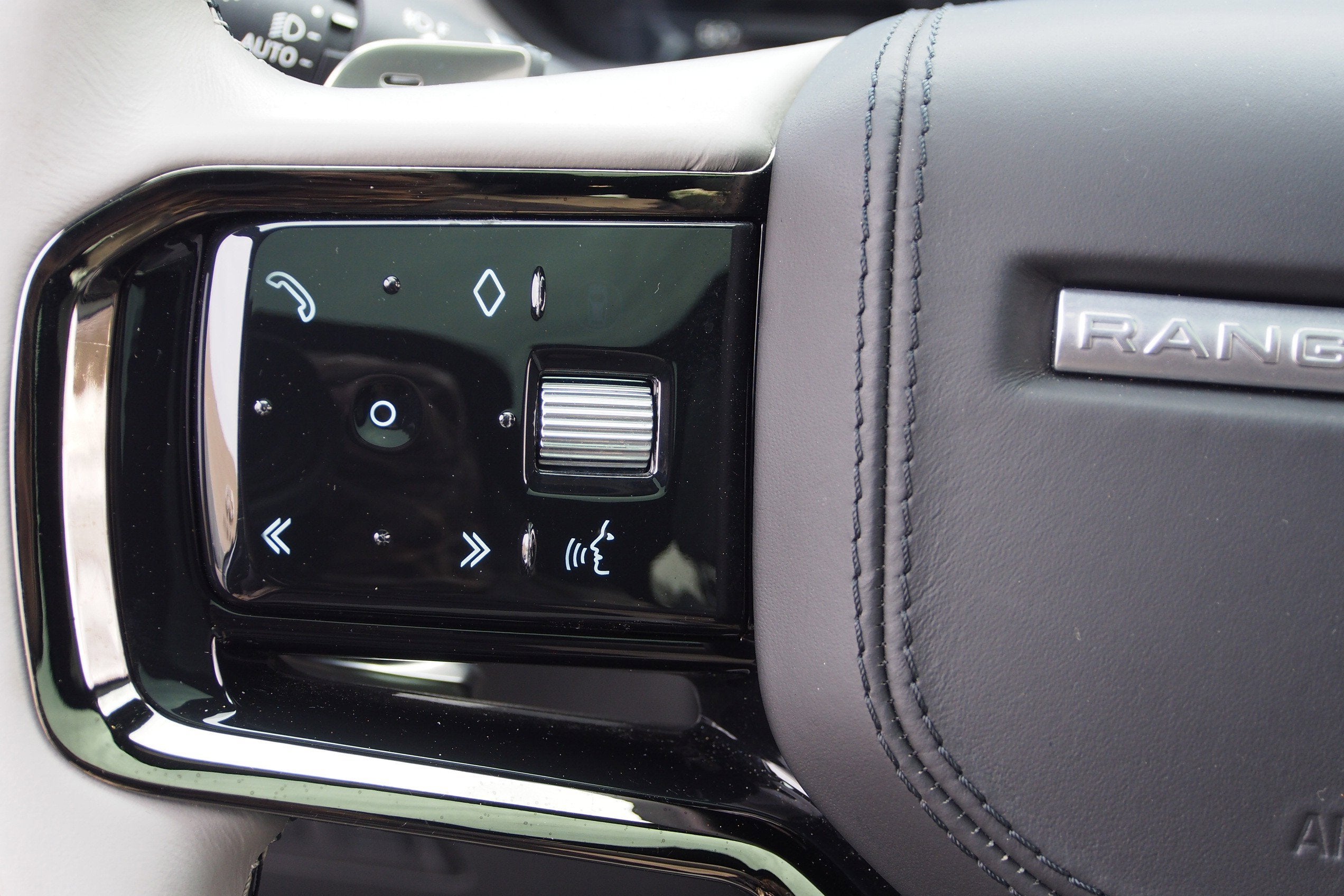 2024 Land Rover Range Rover Velar Dynamic SE