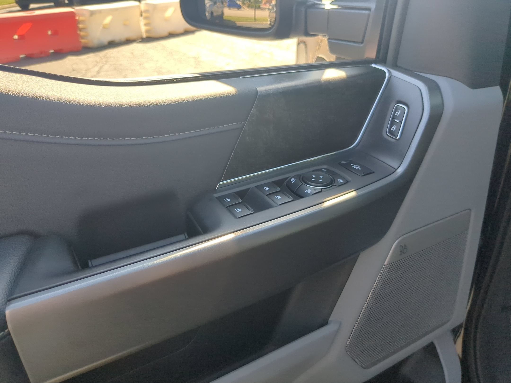 2027 Ford Super Duty F-350 SRW XLT