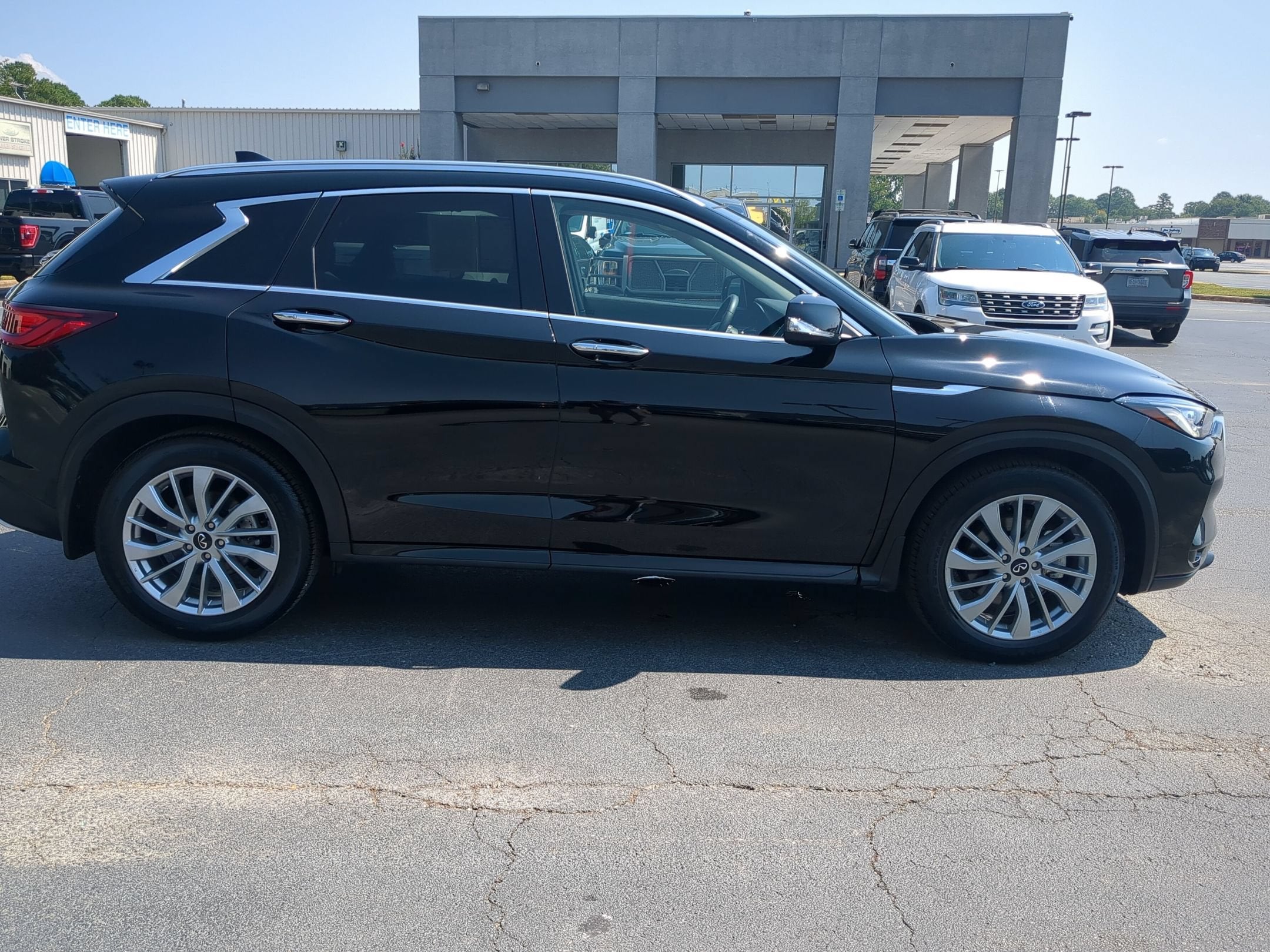 2023 INFINITI QX50 LUXE