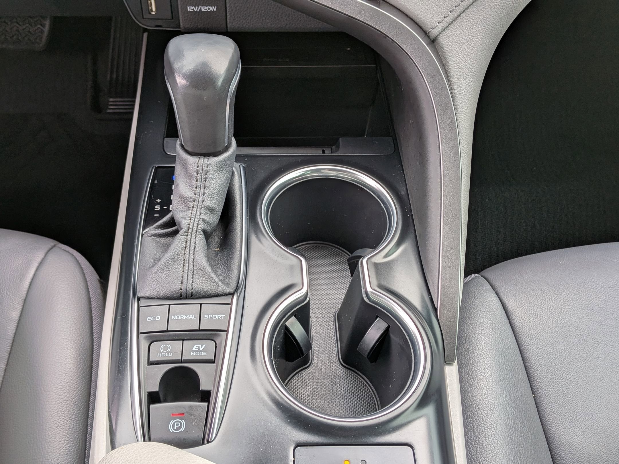 2020 Toyota Camry Hybrid XLE